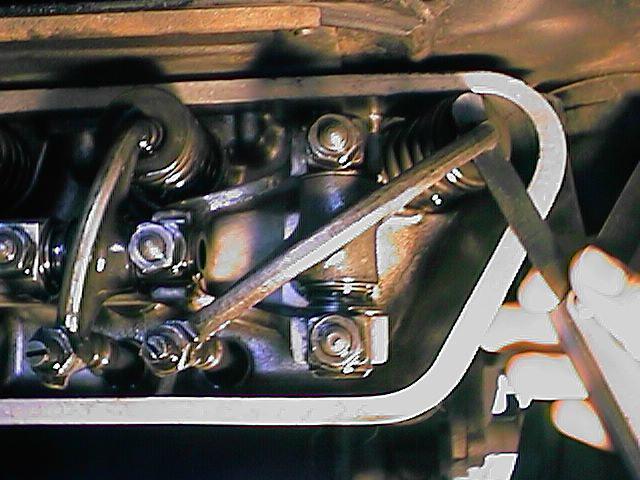 자동차의 밸브를 올바르게 조정하는 방법은 무엇입니까?