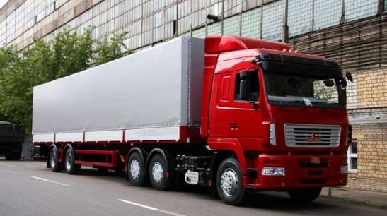MAZ-6430은 강력하고 고속의 트럭 트랙터입니다.