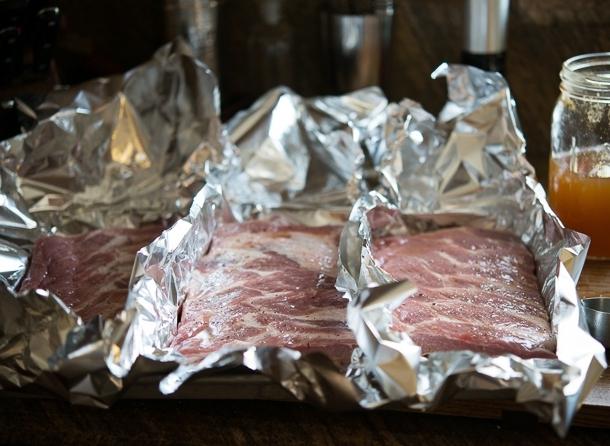 오븐에서 돼지 고기를 호일로 굽는 방법 : 단계별 조리법