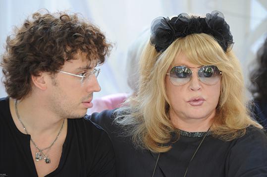 진흙 마을에있는 Galkin 성 및 Pugacheva