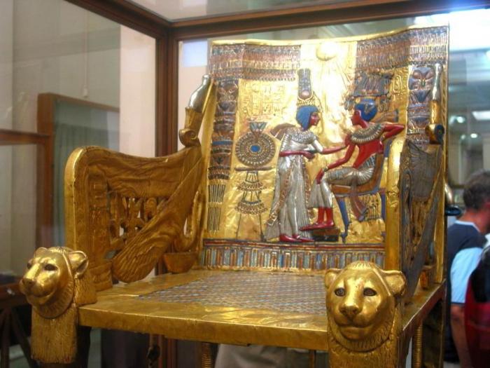 젊은 고대 이집트 왕 투탕카멘의 무덤에서 나온 물건은 어디 있습니까?