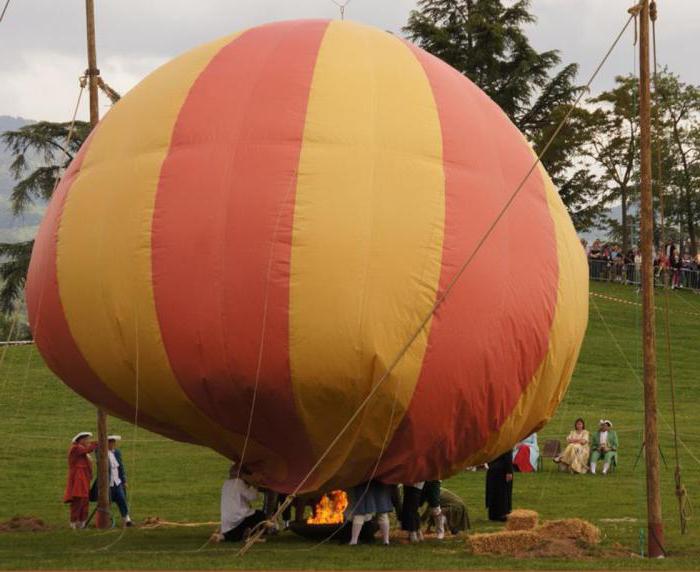 누가 풍선을 발명 한거야? Montgolfier 형제. 바구니와 함께 풍선